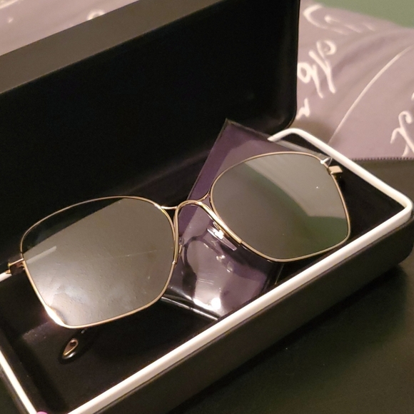 Givenchy sunglasses 🕶😎 - Picture 7 of 7